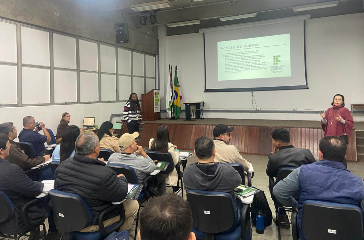 Prof._Ana_Lucia_E_Prof_Wesley___apresentando_a_estrutura_curricular_dos_Cursos_Técnicos__.jpg